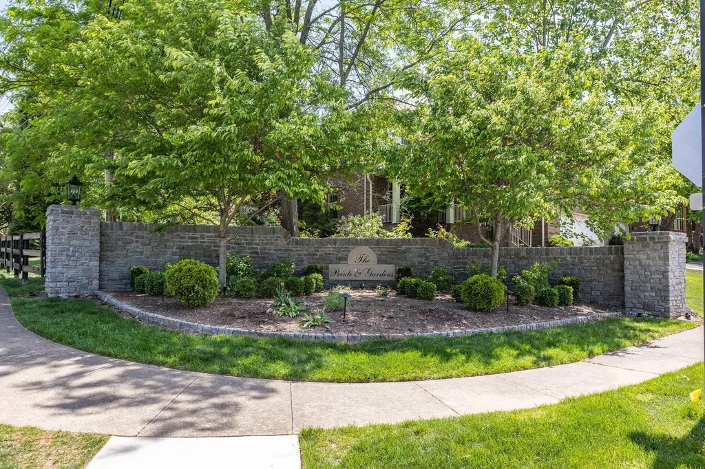2233 Wilmington Lane Lexington KY 40513
