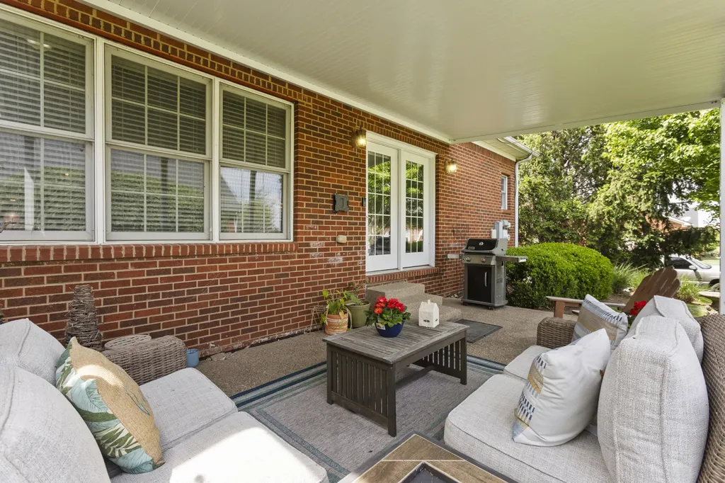 538 Houston Oaks Drive Paris KY 40361