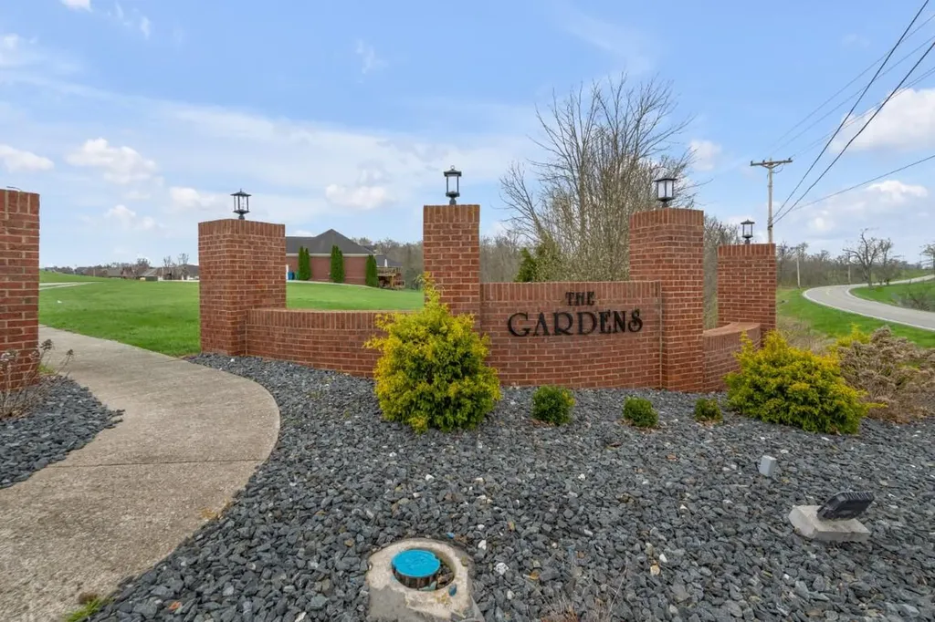 1016 Scenic Garden Lawrenceburg KY 40342