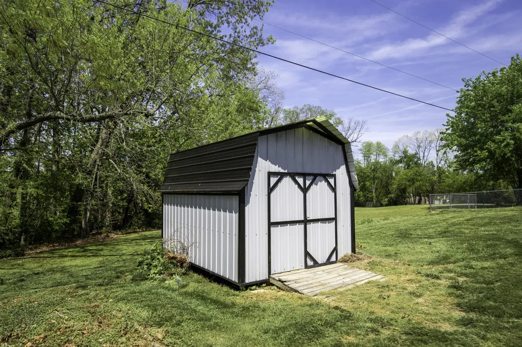 1035 Gregory Lane Lawrenceburg KY 40342