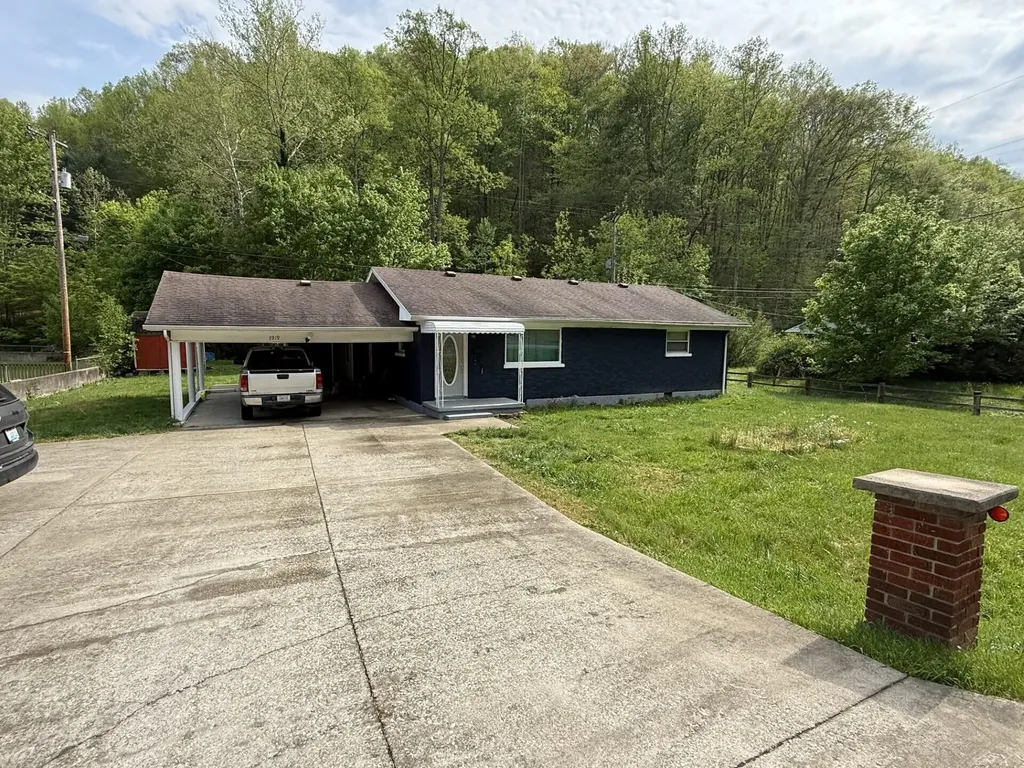 3919 Ky-40 Paintsville KY 41240
