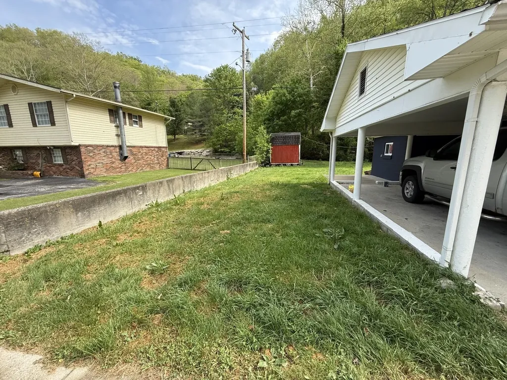 3919 Ky-40 Paintsville KY 41240