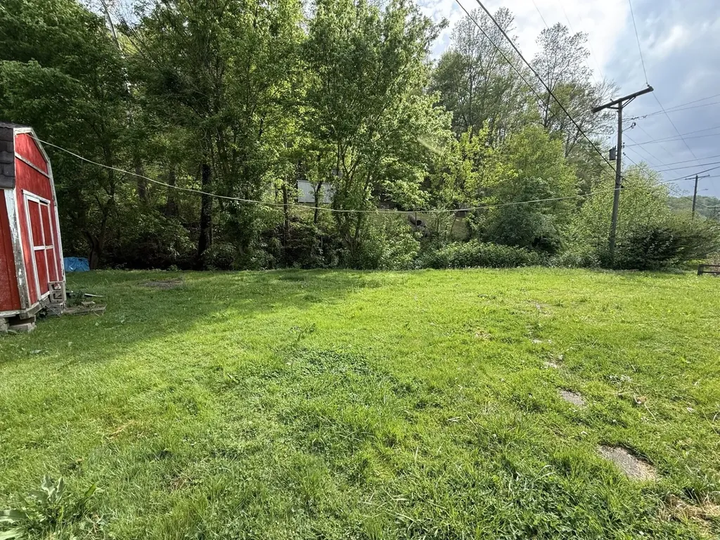 3919 Ky-40 Paintsville KY 41240