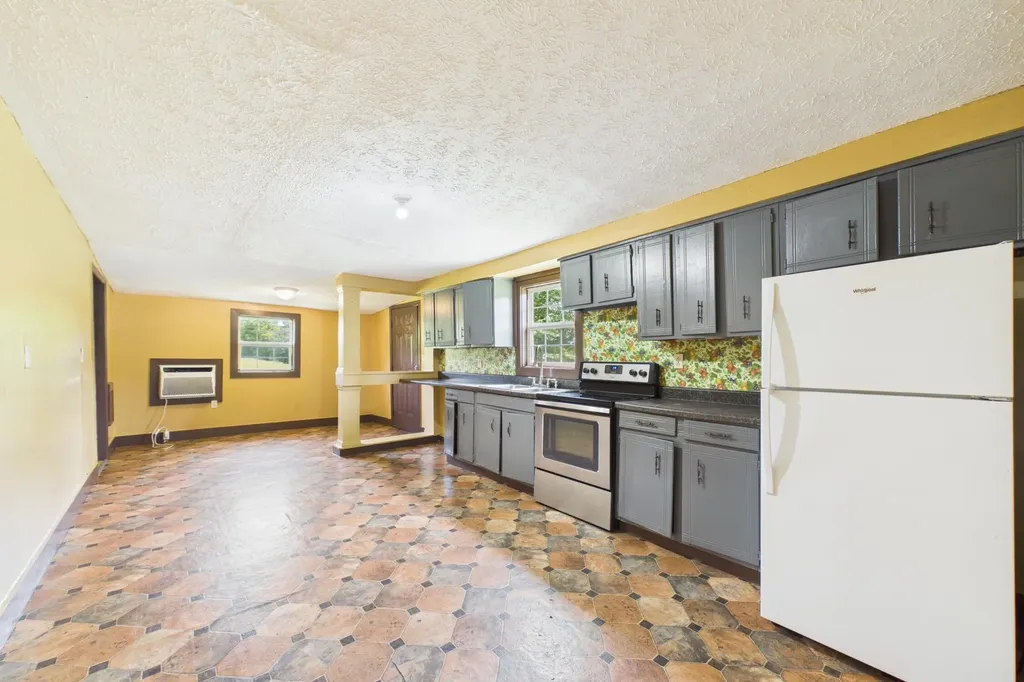 10949 & 10951 E Laurel Road London KY 40741