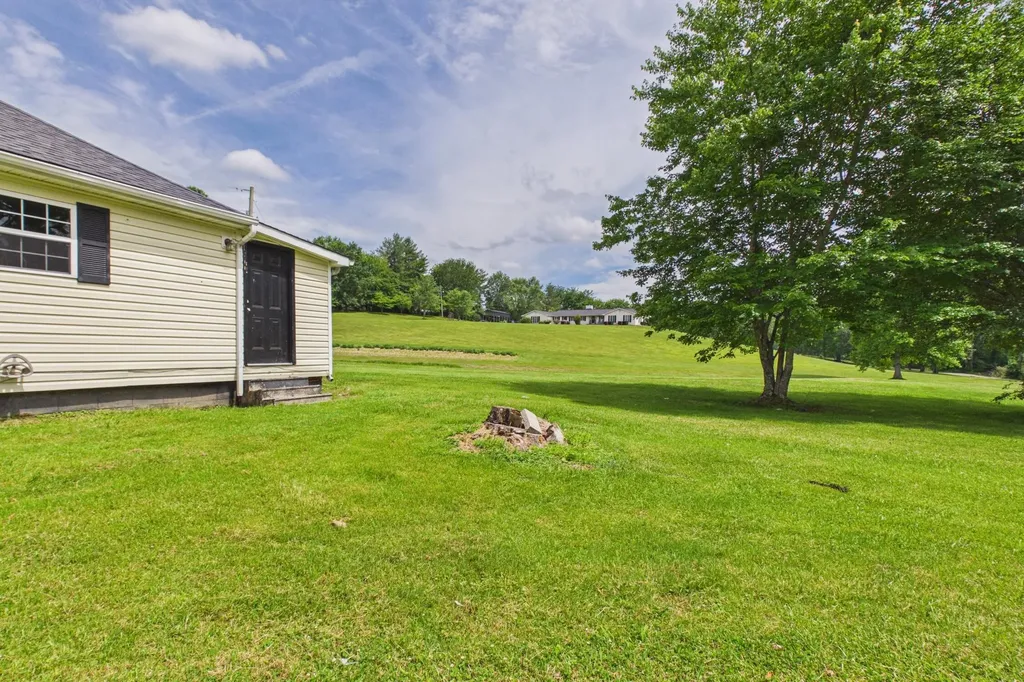 10949 & 10951 E Laurel Road London KY 40741
