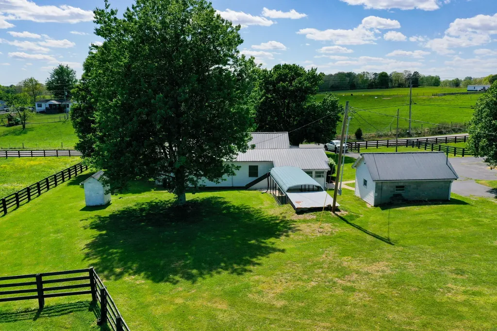 7409 Highway 490 East Bernstadt KY 40729