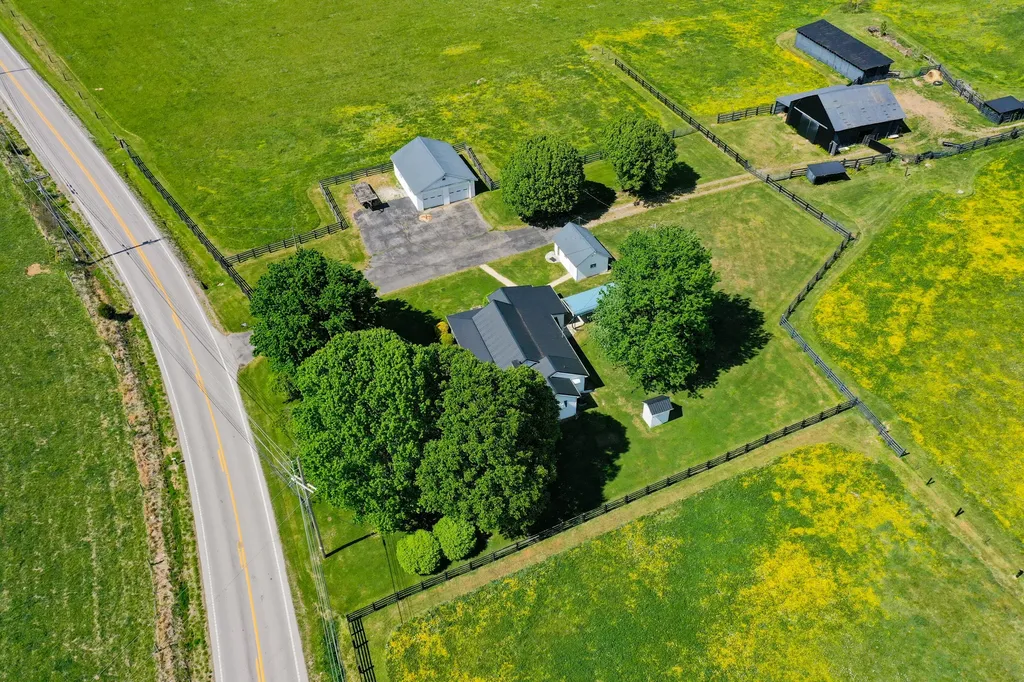 7409 Highway 490 East Bernstadt KY 40729
