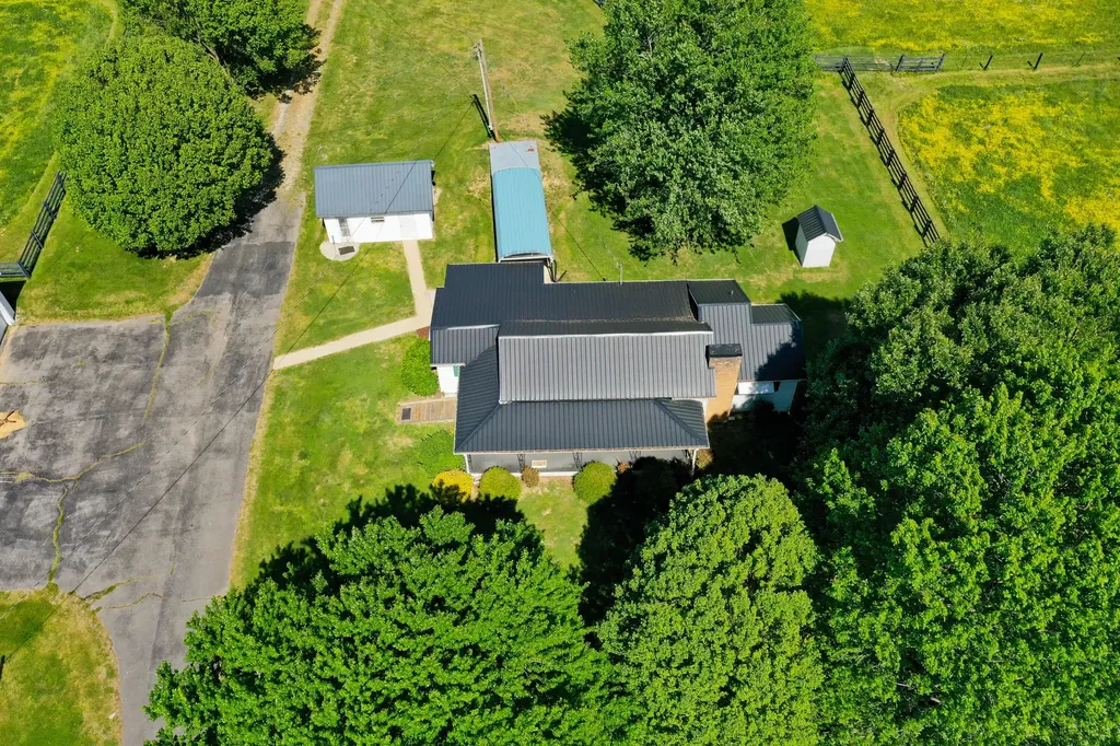 7409 Highway 490 East Bernstadt KY 40729