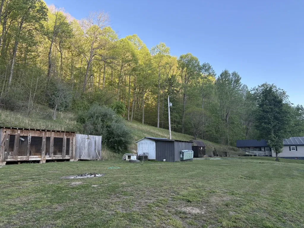 8515 State Highway 223 Flat Lick KY 40935