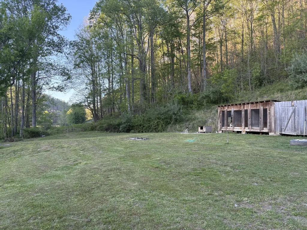 8515 State Highway 223 Flat Lick KY 40935