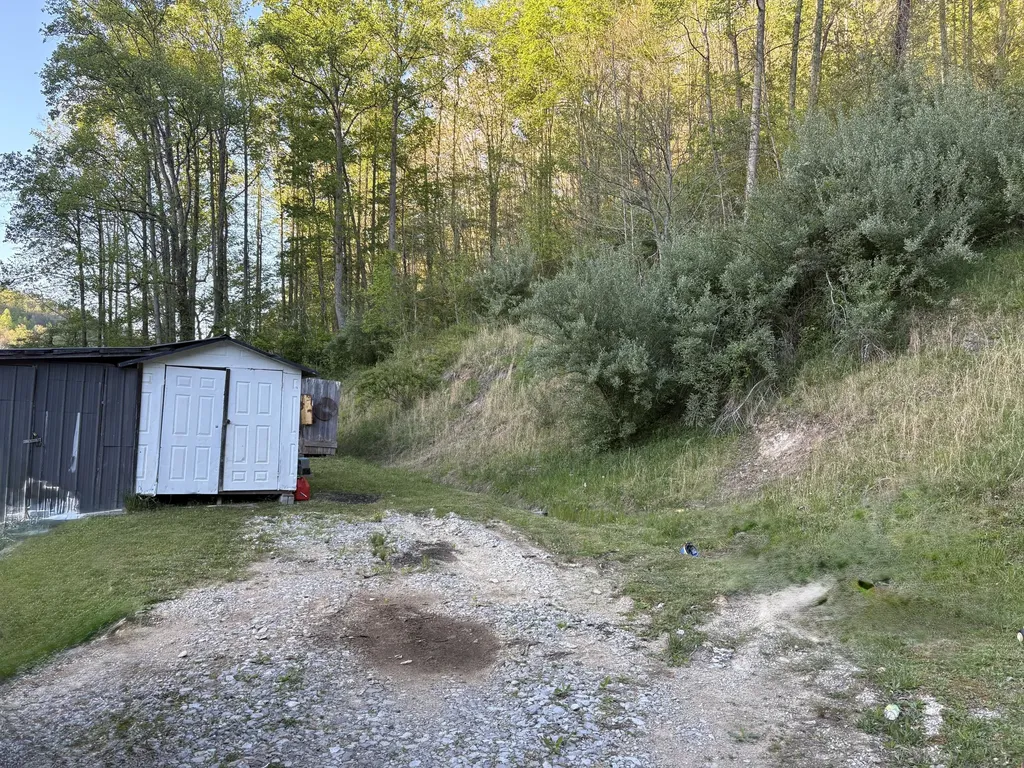 8515 State Highway 223 Flat Lick KY 40935