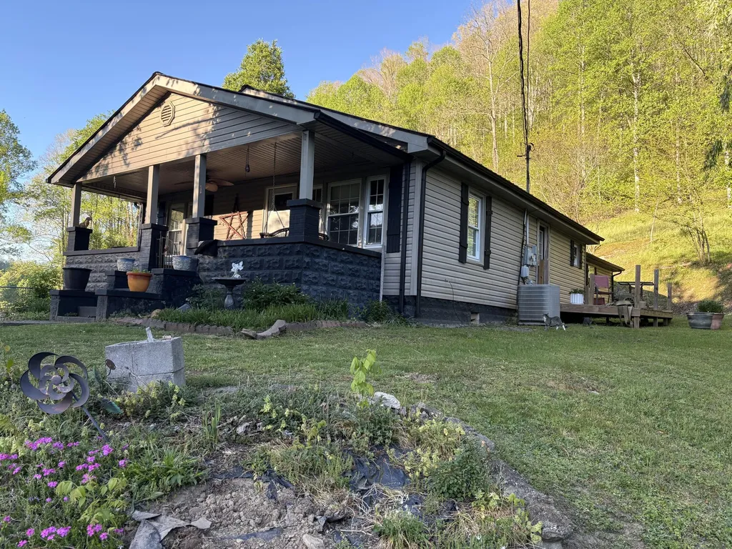 8515 State Highway 223 Flat Lick KY 40935