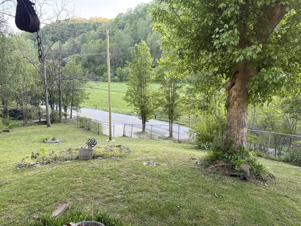 8515 State Highway 223 Flat Lick KY 40935