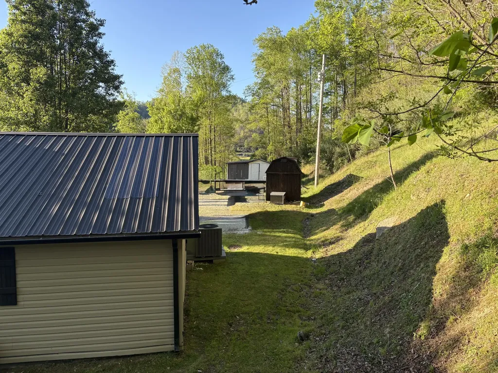 8515 State Highway 223 Flat Lick KY 40935
