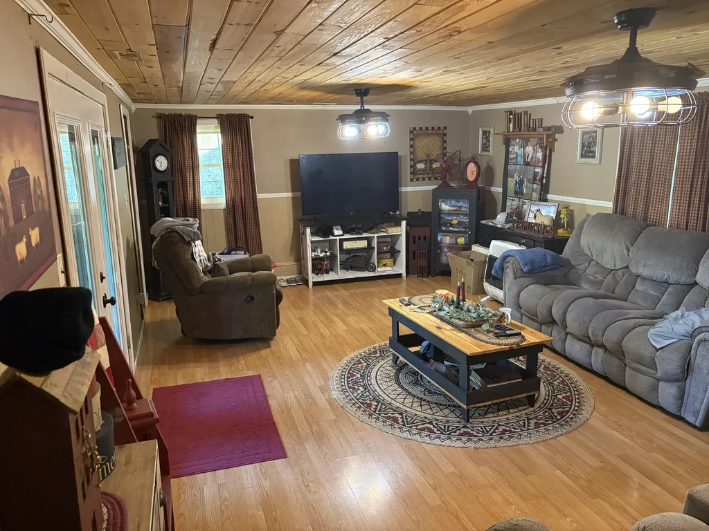 8515 State Highway 223 Flat Lick KY 40935