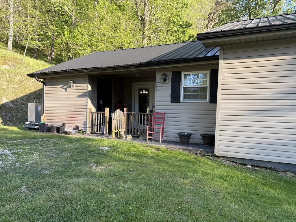 8515 State Highway 223 Flat Lick KY 40935