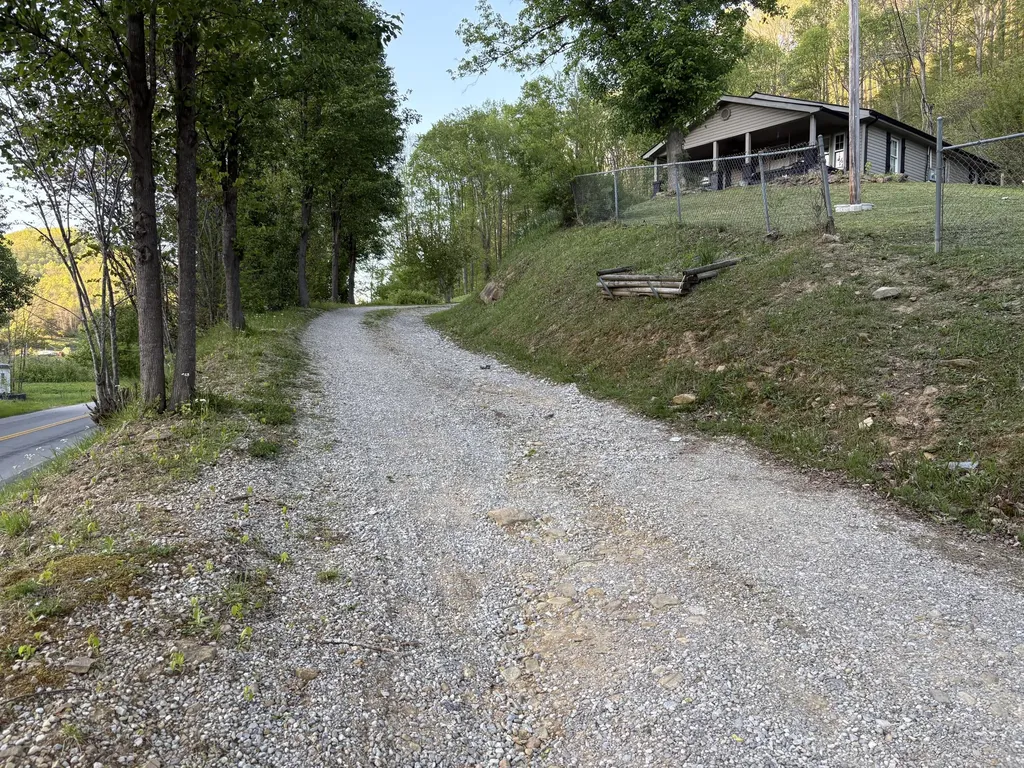8515 State Highway 223 Flat Lick KY 40935
