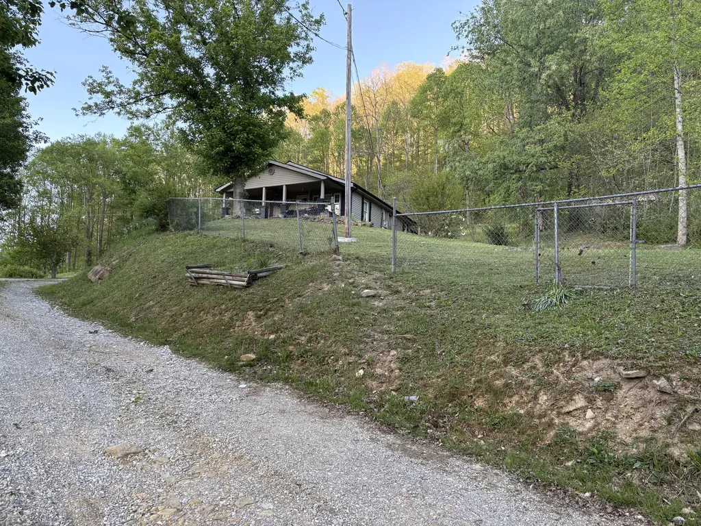 8515 State Highway 223 Flat Lick KY 40935