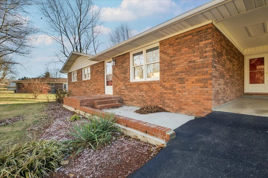 37 Cardinal Hill Lane London KY 40744