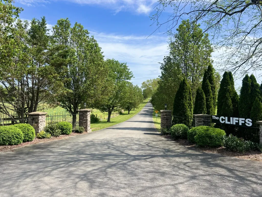 512 Cliffside Drive Russell Springs KY 42642