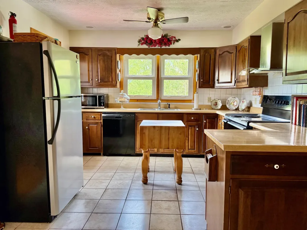 3317 Highway 52 Beattyville KY 41311