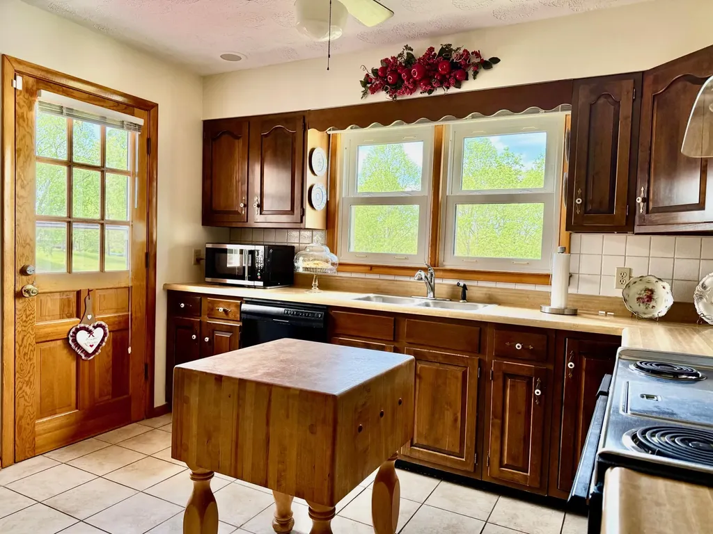 3317 Highway 52 Beattyville KY 41311