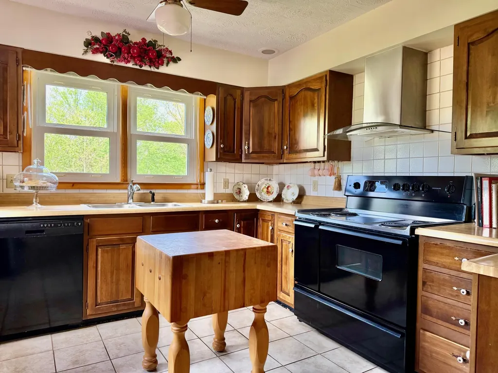 3317 Highway 52 Beattyville KY 41311