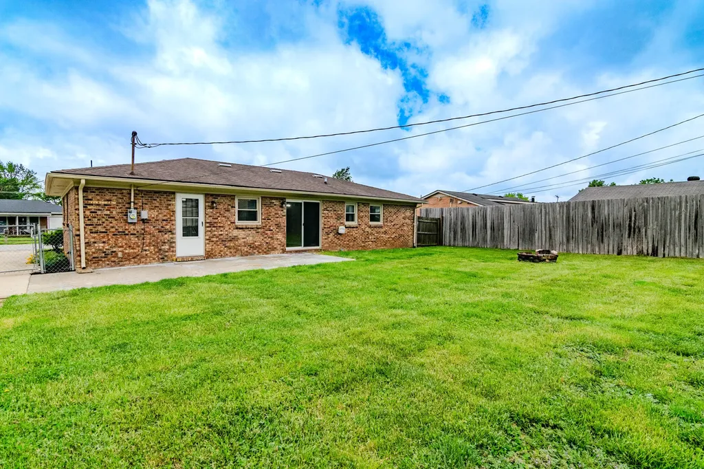 826 Mildred Street Versailles KY 40383