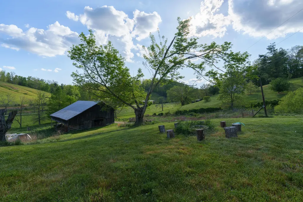8228 Highway 705 West Liberty KY 41472