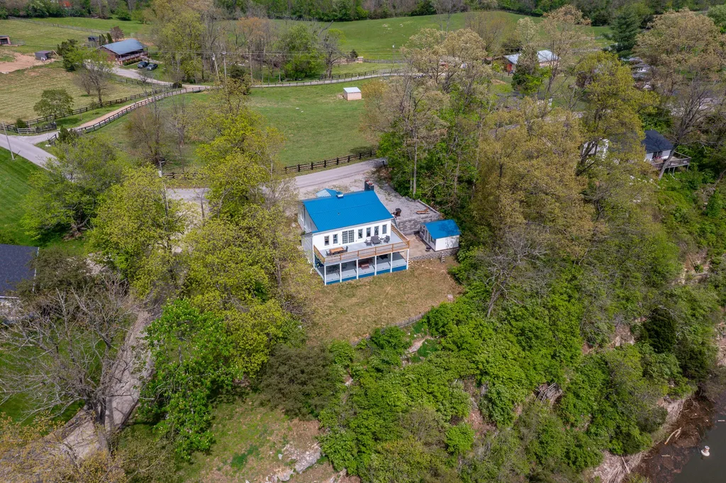 178 Lakeview Point Road Harrodsburg KY 40330