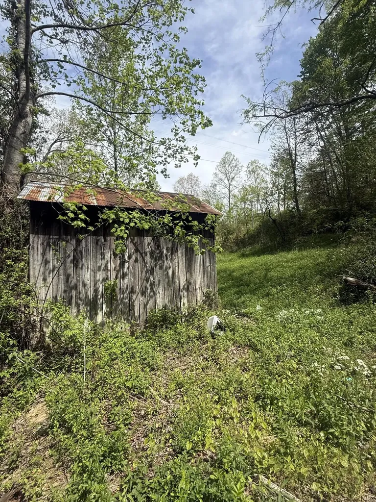 1325 State Highway 1036 Campton KY 41301