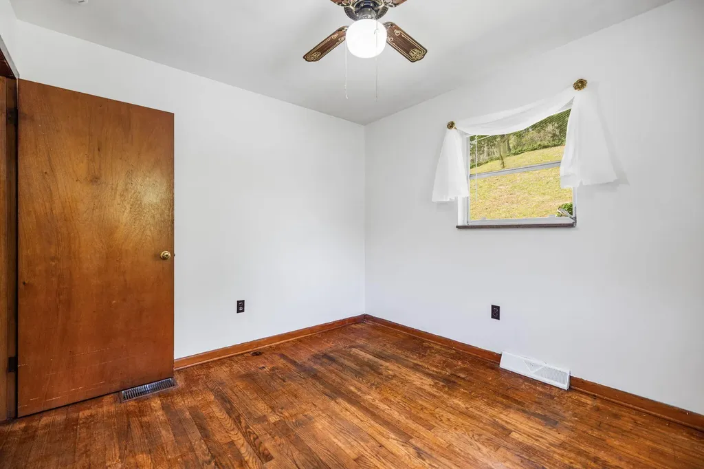 10 Frog Avenue Manchester KY 40962