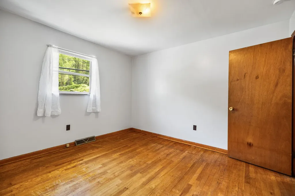 10 Frog Avenue Manchester KY 40962