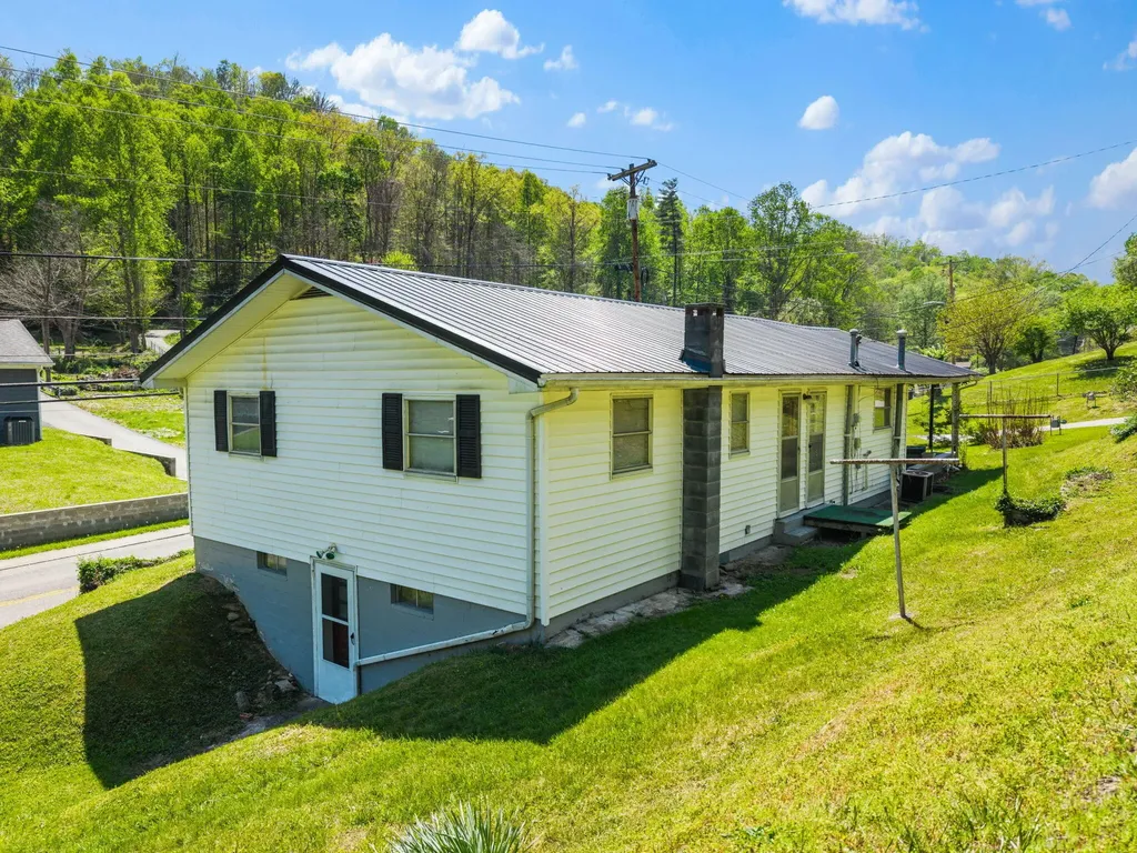 10 Frog Avenue Manchester KY 40962