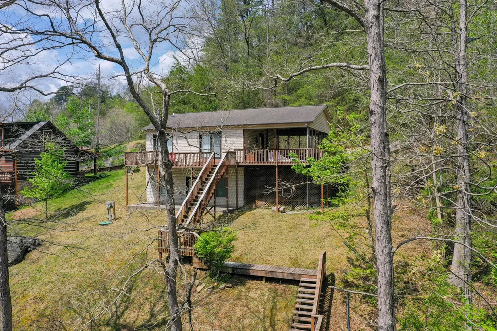 729 Cliffs Edge Road East Bernstadt KY 40729