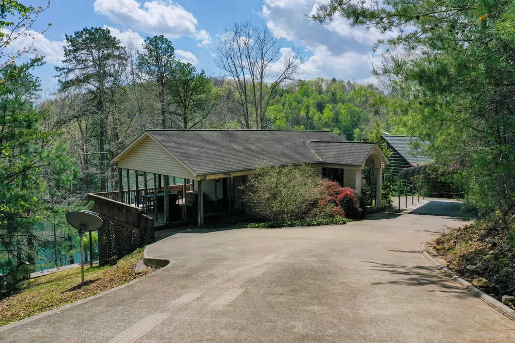 729 Cliffs Edge Road East Bernstadt KY 40729