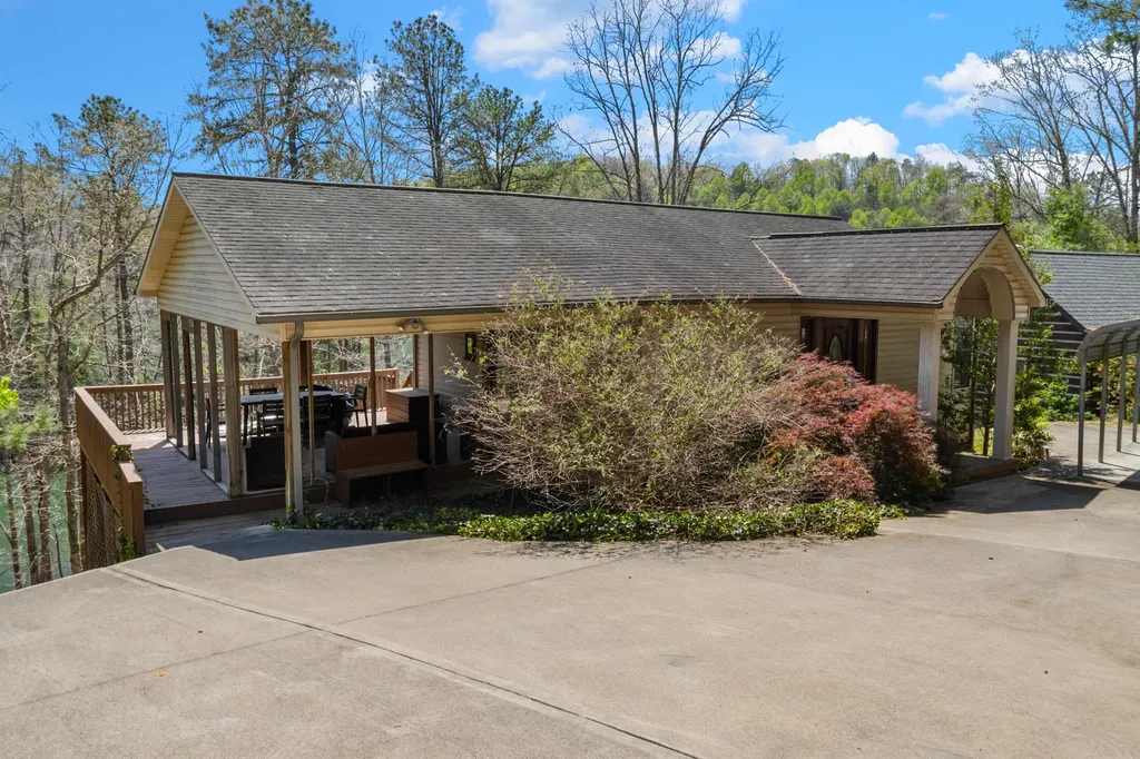 729 Cliffs Edge Road East Bernstadt KY 40729