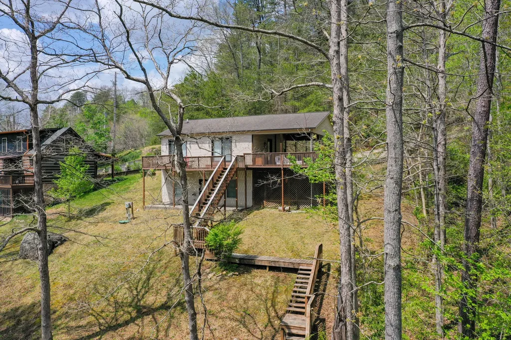 729 Cliffs Edge Road East Bernstadt KY 40729