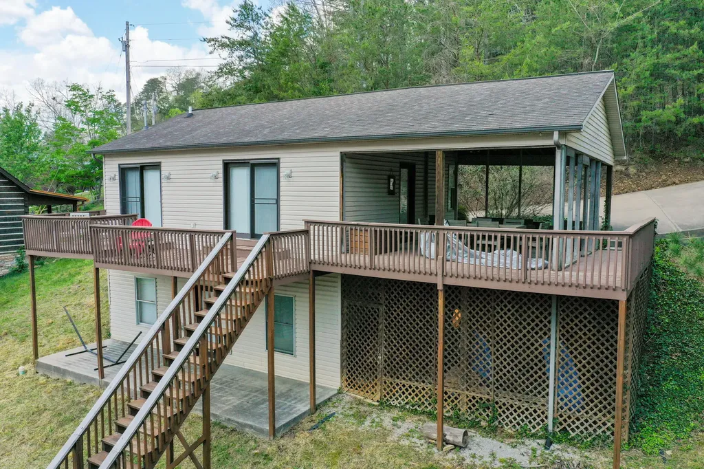 729 Cliffs Edge Road East Bernstadt KY 40729