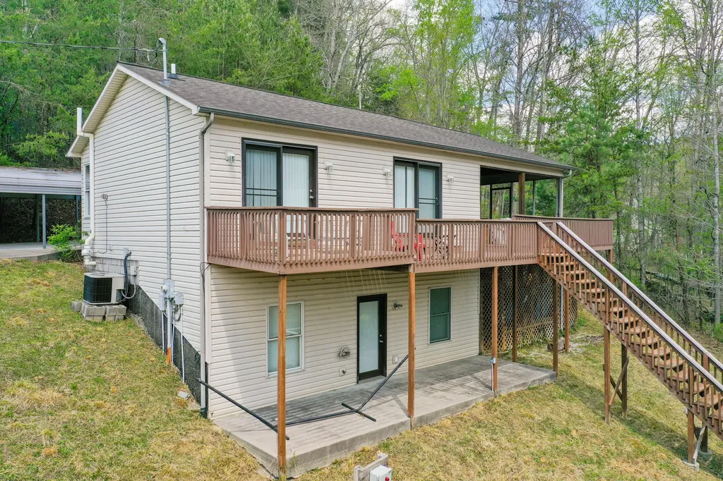729 Cliffs Edge Road East Bernstadt KY 40729