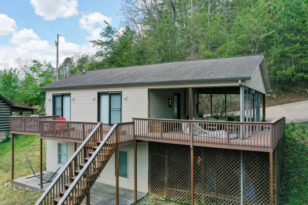 729 Cliffs Edge Road East Bernstadt KY 40729