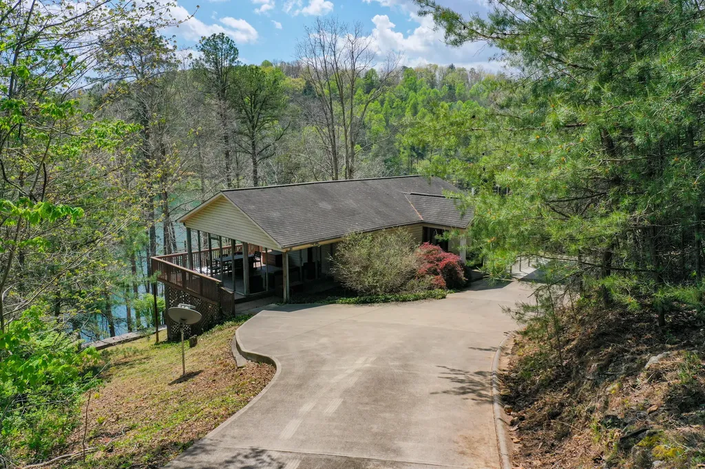 729 Cliffs Edge Road East Bernstadt KY 40729