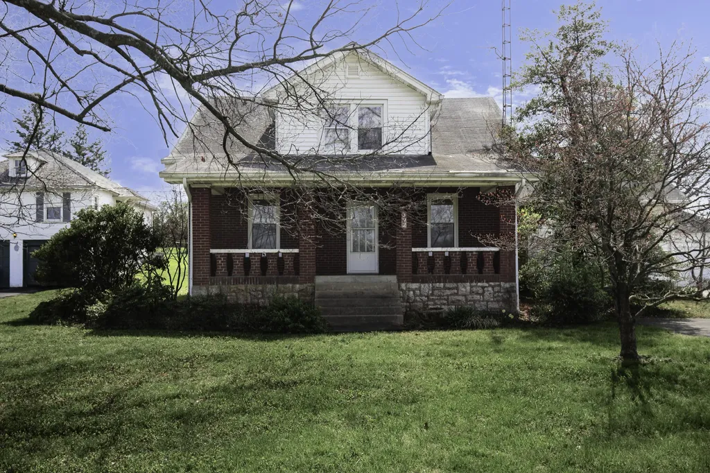 392-394 Lexington Road Versailles KY 40383