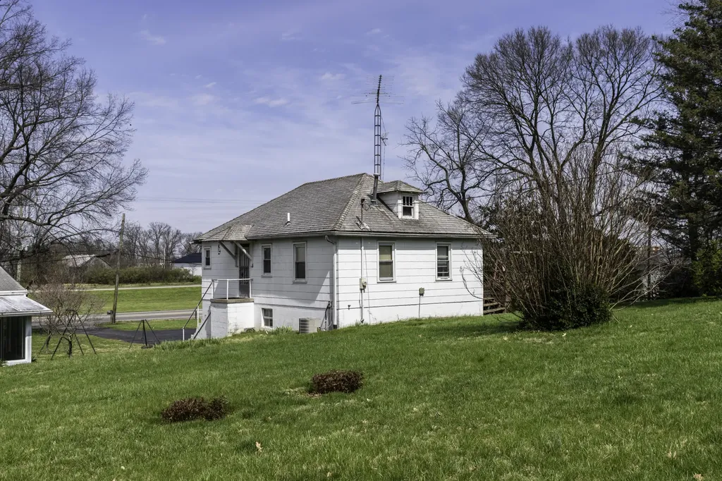 392-394 Lexington Road Versailles KY 40383