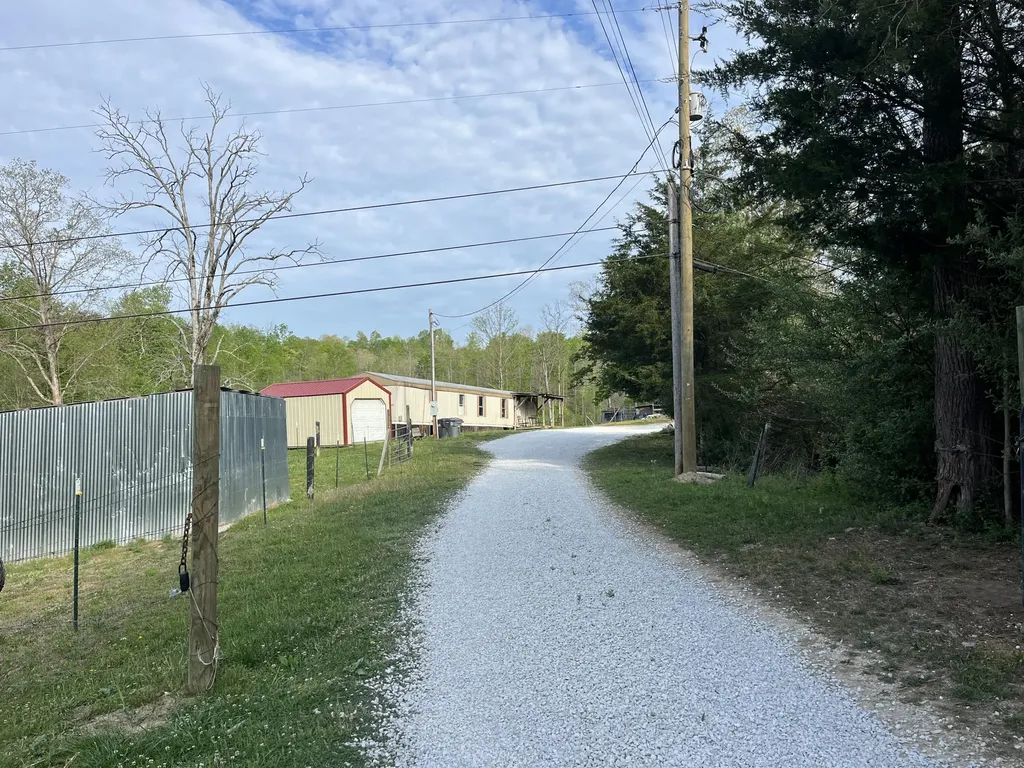 617 Walk Log Branch Road Beattyville KY 41311