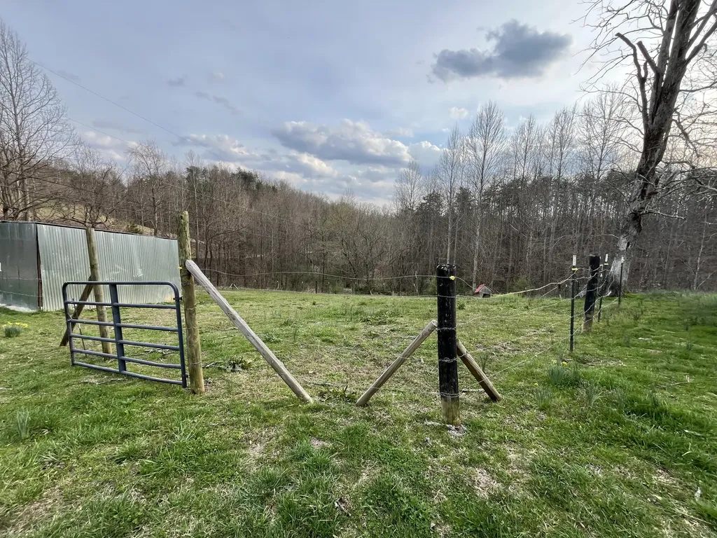 617 Walk Log Branch Road Beattyville KY 41311