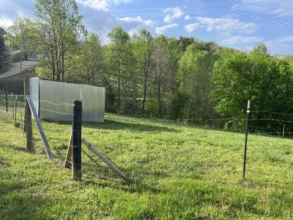 617 Walk Log Branch Road Beattyville KY 41311