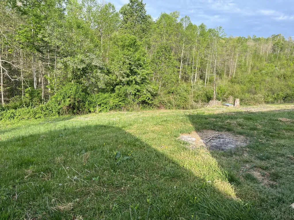 617 Walk Log Branch Road Beattyville KY 41311