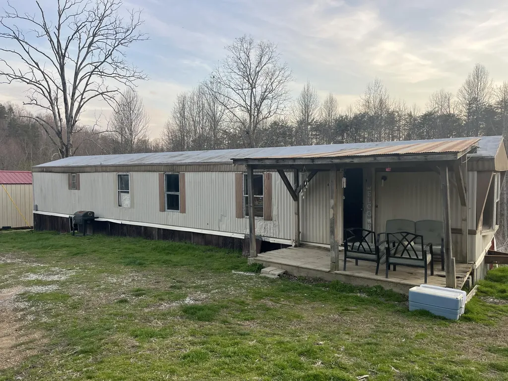 617 Walk Log Branch Road Beattyville KY 41311