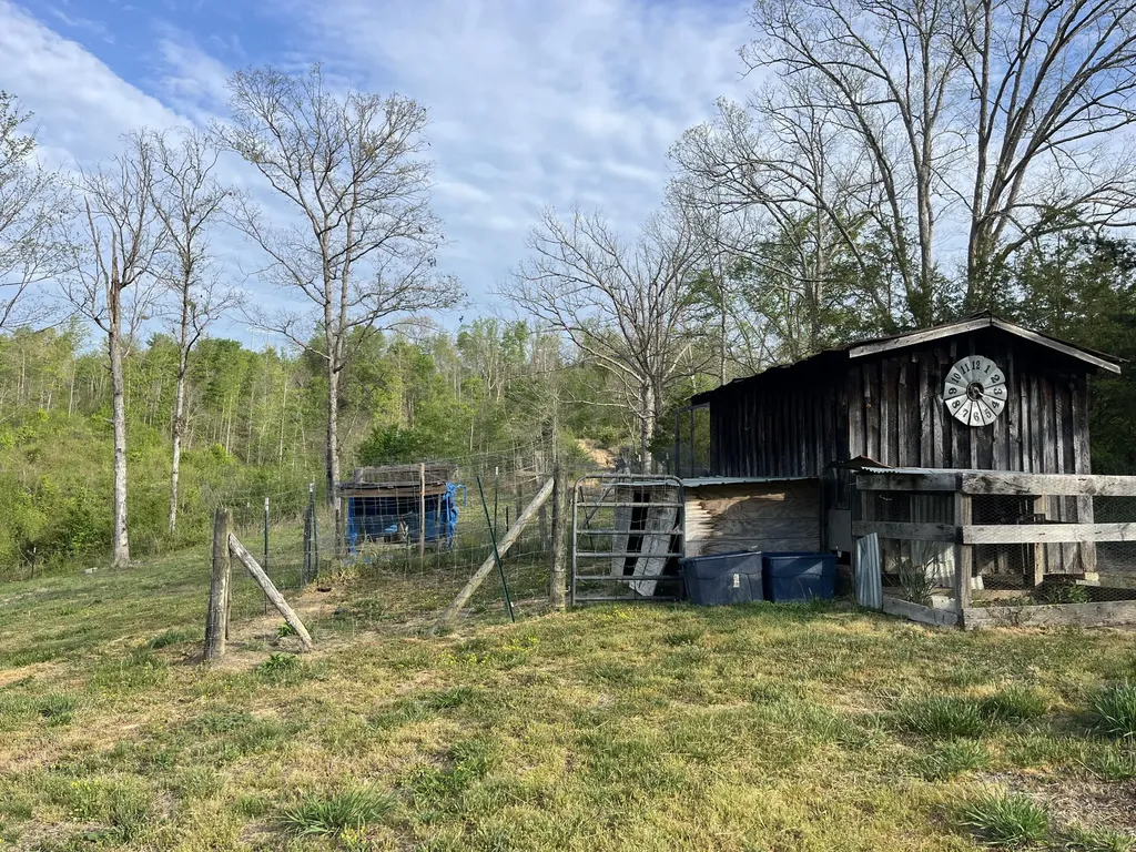 617 Walk Log Branch Road Beattyville KY 41311